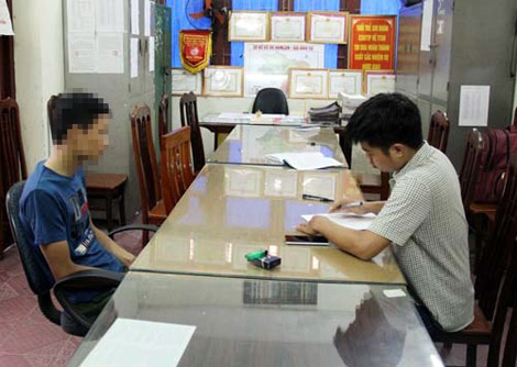 Trong những tin ph&aacute;p luật online mới nhất h&ocirc;m nay c&oacute; vụ con rể tự đ&acirc;m v&agrave;o bụng giả bị cướp để &lsquo;x&ugrave; tiền&rsquo; mẹ vợ