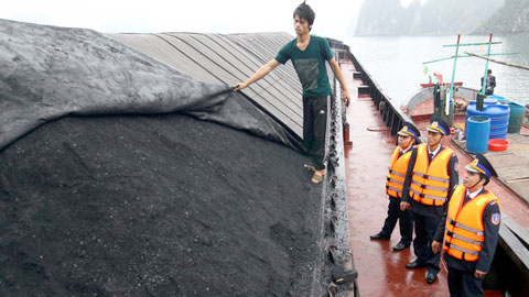 Những tin ph&aacute;p luật mới nhất h&ocirc;m nay đề cập đến vụ cảnh s&aacute;t biển bắt giữ t&agrave;u chở 2.000 tấn than lậu tại Quảng Ninh