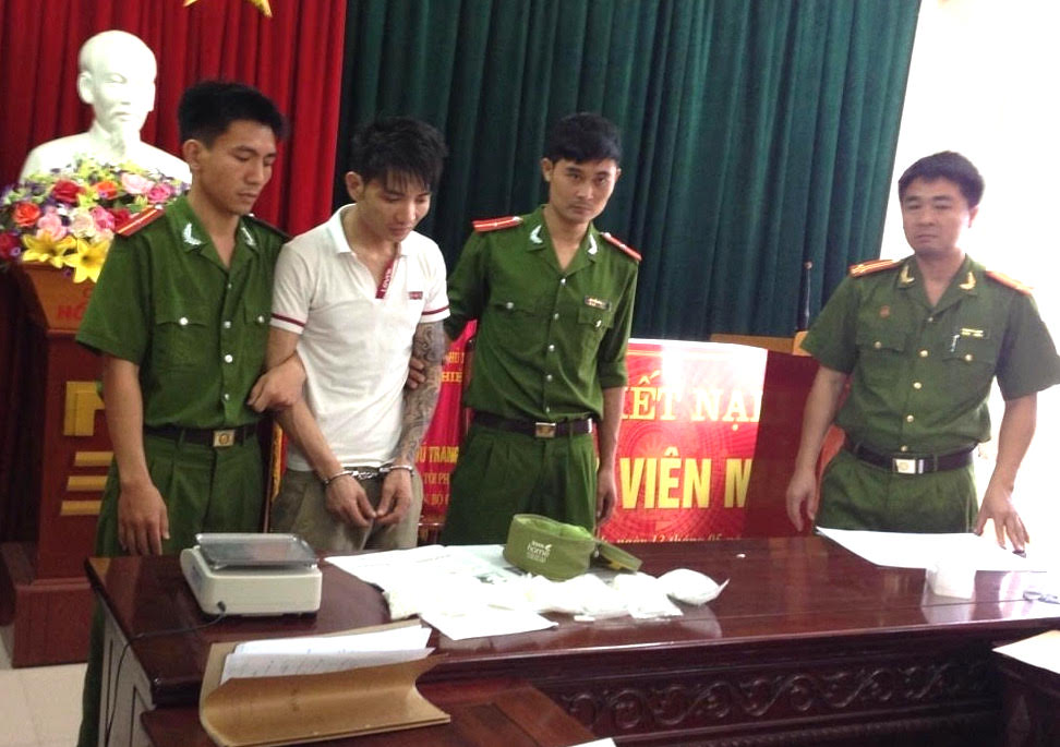 Bắt đối tượng vận chuyển ma t&uacute;y c&oacute; mang theo s&uacute;ng qu&acirc;n dụng l&agrave; một trong những tin tức ph&aacute;p luật online mới nhất h&ocirc;m nay