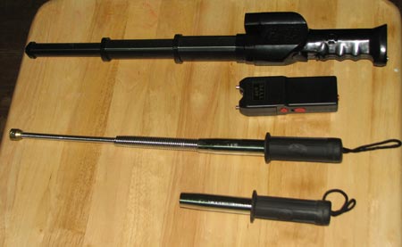 Trong những tin tức ph&aacute;p luật mới nhất h&ocirc;m nay c&oacute; vụ đối tượng d&ugrave;ng roi điện cướp xe cảnh s&aacute;t