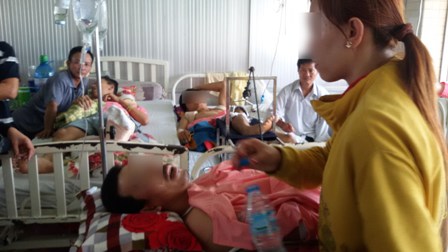 Tin tức ph&aacute;p luật mới nhất h&ocirc;m nay đề cập đến vụ bất ngờ bị ch&eacute;m trọng thương trong qu&aacute;n c&agrave; ph&ecirc;
