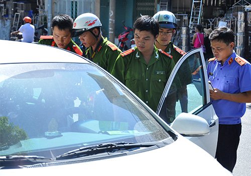Ba &ocirc; t&ocirc; bị đập k&iacute;nh, lục t&agrave;i sản giữa đường l&agrave; một trong những tin ph&aacute;p luật mới nhất h&ocirc;m nay