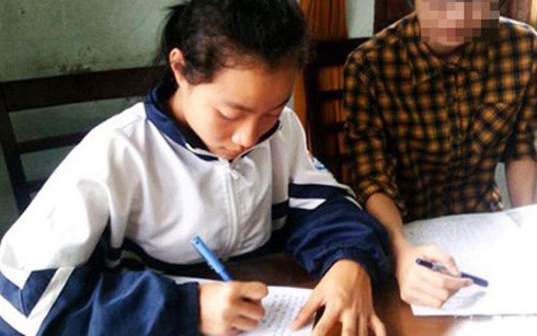 Oanh (bên trái) đang làm bản tường trình về hành vi đốt rơm, theo những tin tức pháp luật mới nhất hôm nay Oanh (bên trái) đang làm bản tường trình về hành vi đốt rơm, theo những tin tức pháp luật mới nhất hôm nay