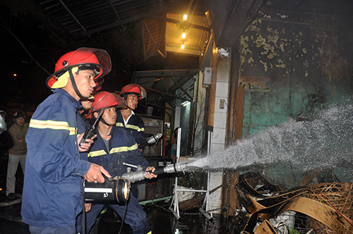 Trong những tin tức ph&aacute;p luật mới nhất h&ocirc;m nay c&oacute; vụ em trai đốt l&ograve; b&aacute;nh m&igrave; của chị g&aacute;i khiến 4 người bị thương