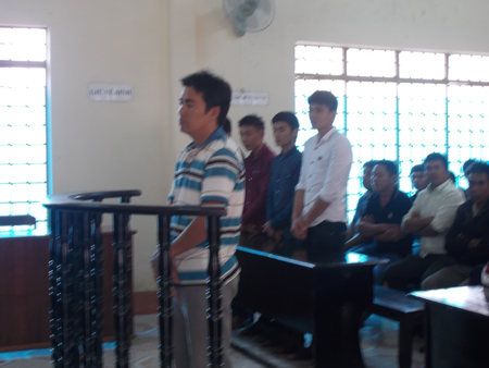 Những tin ph&aacute;p luật mới nhất trong ng&agrave;y đề cập đến vụ c&aacute;n bộ bảo vệ rừng nhận &aacute;n t&ugrave; v&igrave; tha xe chở gỗ lậu