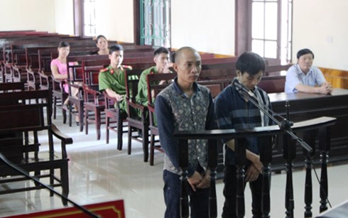Trong những tin tức ph&aacute;p luật mới nhất h&ocirc;m nay c&oacute; vụ c&ocirc;n đồ mất mạng v&igrave; mang s&uacute;ng AK ra oai trong qu&aacute;n c&agrave; ph&ecirc; ở H&agrave; Tĩnh