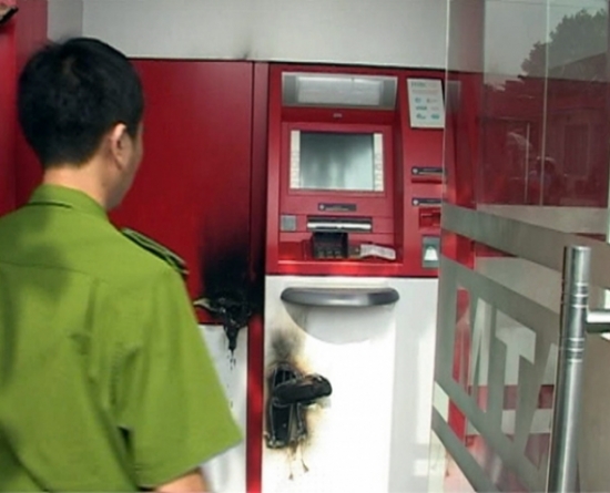 Hiện trường c&acirc;y ATM bị nh&oacute;m đối tượng ph&aacute;