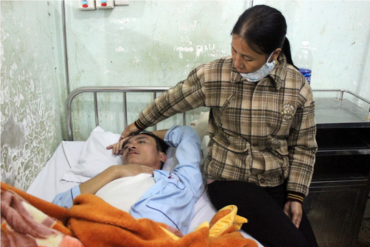 Trong những tin tức ph&aacute;p luật mới nhất h&ocirc;m nay c&oacute; vụ trưởng th&ocirc;n phải nhập viện v&igrave; bị c&ocirc;n đồ tấn c&ocirc;ng