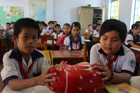 Vụ &lsquo;r&uacute;t ruột&rsquo; heo đất của học sinh l&agrave; tin tức ph&aacute;p luật mới nhất h&ocirc;m nay
