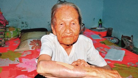 Trong những tin tức ph&aacute;p luật mới nhất h&ocirc;m nay c&oacute; vụ thanh ni&ecirc;n đi xe gắn m&aacute;y đ&acirc;m ng&atilde; cụ gi&agrave; rồi bỏ chạy 