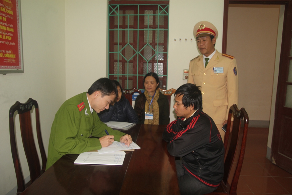 Tin tức ph&aacute;p luật mới nhất cho hay, cảnh s&aacute;t đ&atilde; tịch thu gần 1 tấn ch&acirc;n tr&acirc;u b&ograve; kh&ocirc;ng r&otilde; xuất xứ