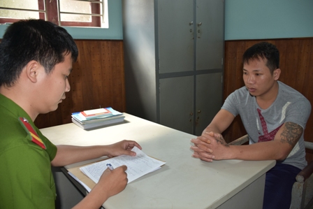 Đối tượng Nguyễn Th&aacute;i H&ugrave;ng tại cơ quan C&ocirc;ng an