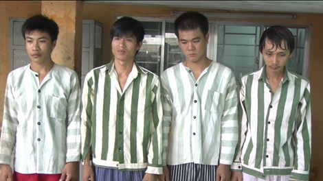 Kẹp cổ, quật xuống đất để... cướp điện thoại &agrave; một trong những tin ph&aacute;p luật 24h qua. Ảnh: 
