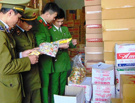 Tin tức ph&aacute;p luật mới nhất: Thu giữ gần 3 tấn b&aacute;nh kẹo, hạt hướng dương k&eacute;m chất lượng