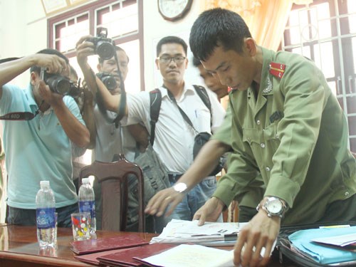 Tin tức ph&aacute;p luật mới nhất: Điều tra bổ sung 33 nghi can trong đường d&acirc;y l&agrave;m bằng giả quy m&ocirc; lớn