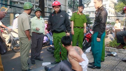 Theo những tin tức ph&aacute;p luật mới nhất, người d&acirc;n cần cảnh gi&aacute;c với nạn cướp giật v&agrave;o dịp năm hết Tết đến.