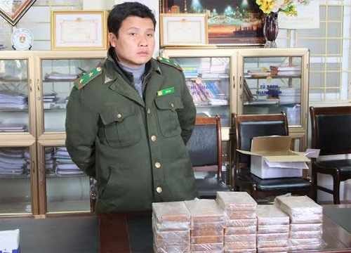 Tin tức ph&aacute;p luật mới nhất: Kiểm l&acirc;m vi&ecirc;n 'b&aacute;n m&igrave;nh' vận chuyển thu&ecirc; 30 b&aacute;nh heroin