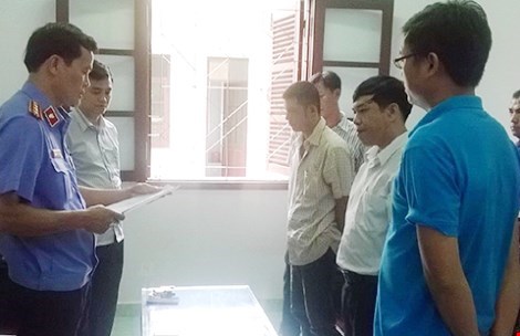 Trong những tin tức ph&aacute;p luật mới nhất h&ocirc;m nay c&oacute; vụ Thẩm ph&aacute;n 'chạy &aacute;n' bị l&atilde;nh &aacute;n