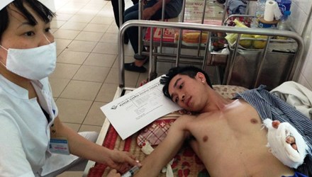 Giang hồ đất Cảng bịt mặt, cầm kiếm truy s&aacute;t đối thủ như phim theo những tin tức ph&aacute;p luật 24h qua. Ảnh: