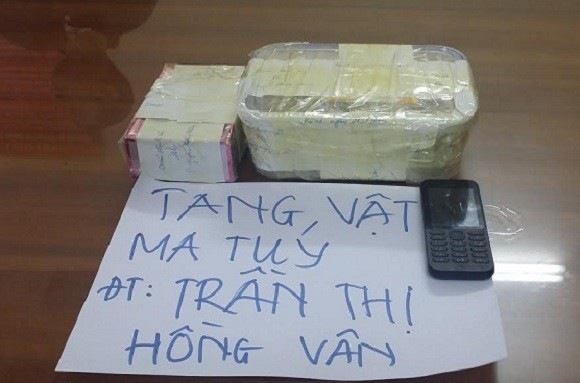 Trong những tin tức ph&aacute;p luật mới nhất h&ocirc;m nay c&oacute; vụ 2.000 vi&ecirc;n thuốc lắc trong b&agrave;n trang điểm
