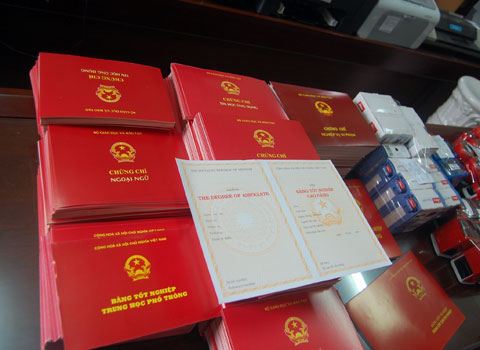 Những tin tức ph&aacute;p luật mới nhất về nạn sử dụng bằng giả được dư luận quan t&acirc;m
