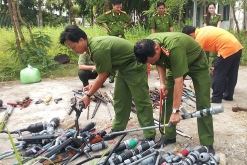 Trong những tin tức ph&aacute;p luật mới nhất h&ocirc;m nay c&oacute; vụ Ti&ecirc;u hủy gần 200 khẩu s&uacute;ng, quả nổ tr&aacute;i ph&eacute;p