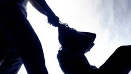D&ugrave;ng b&uacute;a đập đầu vợ con su&yacute;t chết v&igrave; bị hỏi tiền lương l&agrave; một trong những tin tức ph&aacute;p luật 24h qua