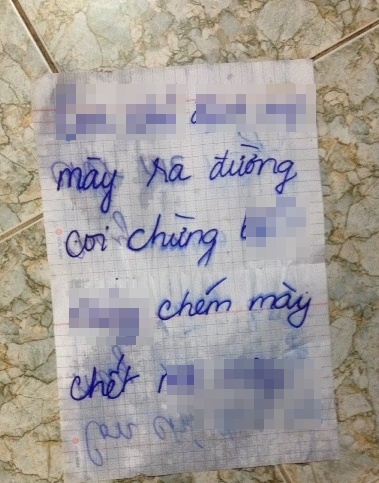 N&eacute;m bom xăng c&ugrave;ng thư đe dọa l&uacute;c nửa đ&ecirc;m  l&agrave; một trong những tin ph&aacute;p luật online mới nhất h&ocirc;m nay. Ảnh: 