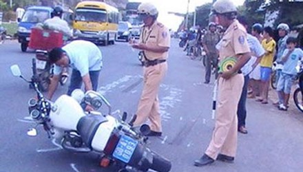 C&ocirc; g&aacute;i nhảy v&agrave;o c&agrave;o cấu CSGT l&agrave; điểm nhấn của bản tin ph&aacute;p luật 24h h&ocirc;m nay