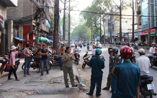 Người d&acirc;n xung quanh kh&ocirc;ng khỏi kinh ho&agrave;ng sau khi chứng kiến cảnh tượng nam thanh ni&ecirc;n rơi từ tầng 5 xuống