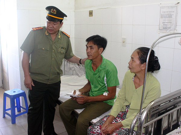 Trong những tin tức ph&aacute;p luật mới nhất h&ocirc;m nay c&oacute; vụ C&ocirc;ng an TP Cần Thơ thăm hỏi, tặng qu&agrave; C&ocirc;ng an vi&ecirc;n bị thương