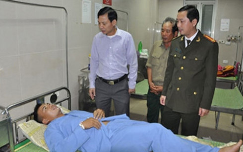 L&atilde;nh đạo c&ocirc;ng an tỉnh Ninh B&igrave;nh thăm hỏi &ocirc;ng Phạm Văn Tuy&ecirc;n