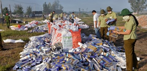 Trong những tin tức ph&aacute;p luật mới nhất h&ocirc;m nay c&oacute; vụ An Giang ti&ecirc;u hủy hơn 500.000 g&oacute;i thuốc l&aacute; nhập lậu