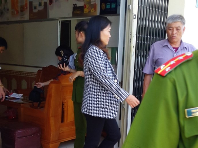 B&agrave; L&ecirc; Thị T&acirc;n bị dẫn giải về kh&aacute;m x&eacute;t nh&agrave; ri&ecirc;ng