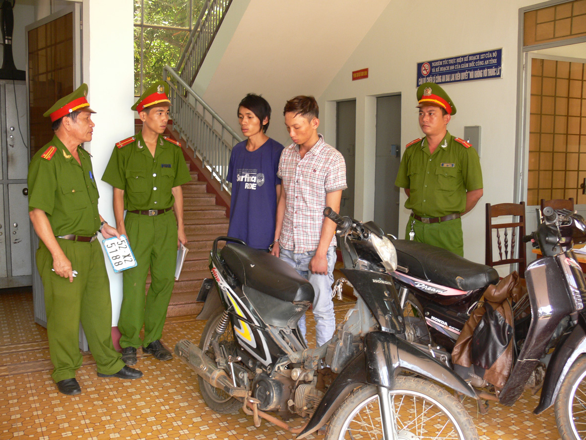 2 đối tượng đưa người bị tai nạn giao th&ocirc;ng đi cấp cứu rồi trộm lu&ocirc;n xe của nạn nh&acirc;n