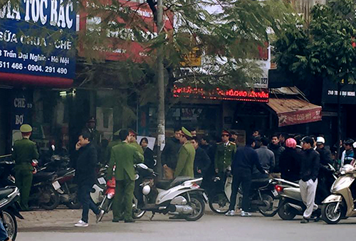Nhiều cảnh s&aacute;t được cử đến ph&ograve;ng giao dịch số 6 của Agribank để thực thi nhiệm vụ