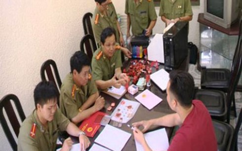 Bắt giữ nhóm đối tượng làm giả ‘lệnh truy nã’ để được nhập quốc tịch nước ngoài là một trong những tin pháp luật mới nhất hôm nay Bắt giữ nhóm đối tượng làm giả ‘lệnh truy nã’ để được nhập quốc tịch nước ngoài là một trong những tin pháp luật mới nhất hôm nay