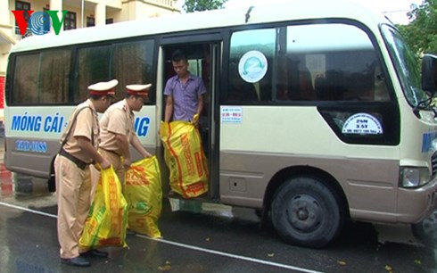 Những tin ph&aacute;p luật mới nhất h&ocirc;m nay đề cập đến vụ bắt xe &ocirc; t&ocirc; vận chuyển 100 c&acirc;y thuốc l&aacute; nhập lậu