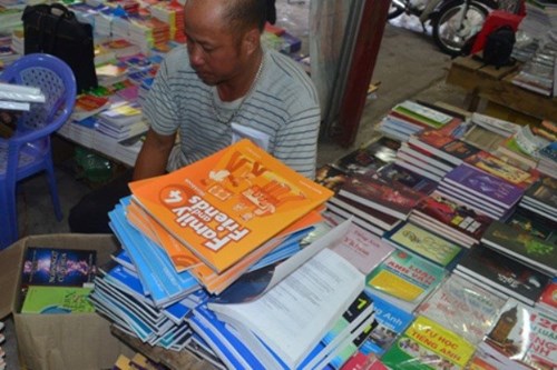 Thu giữ hơn 1.600 cuốn s&aacute;ch lậu tại nh&agrave; s&aacute;ch Nam Li&ecirc;n, H&agrave; Nội l&agrave; một trong những tin ph&aacute;p luật 24h qua