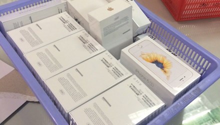 Tạm giữ h&agrave;ng loạt iPhone 6s v&agrave; Macbook Pro nghi nhập lậu l&agrave; một trong những tin tức ph&aacute;p luật online mới nhất h&ocirc;m nay
