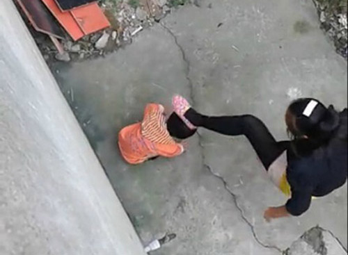 Trong những tin tức ph&aacute;p luật mới nhất h&ocirc;m nay c&oacute; vụ mẹ đang t&acirc;m n&eacute;m con nhỏ xuống l&ograve;ng đường