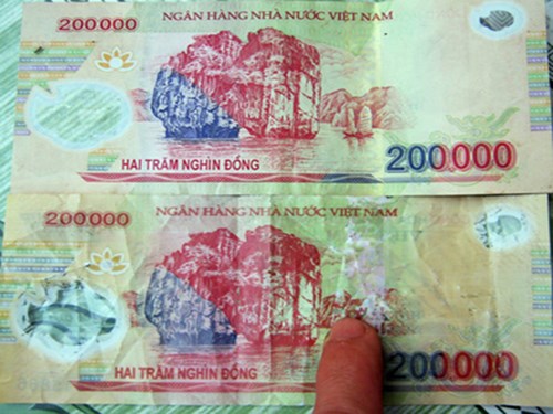 Trong những tin tức ph&aacute;p luật mới nhất h&ocirc;m nay c&oacute; vụ Bắt đối tượng mang theo 109 tờ tiền giả đi mua v&eacute; số