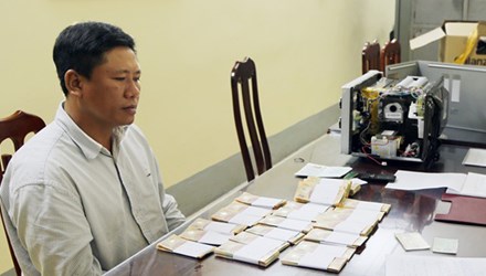 Đối tượng H&ugrave;ng tại cơ quan c&ocirc;ng an.