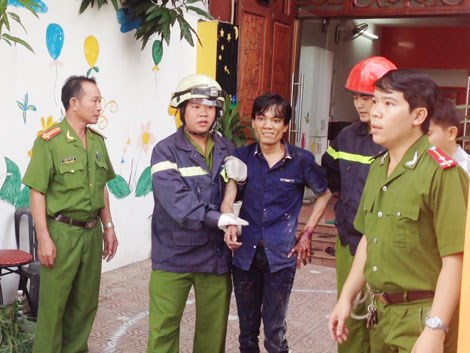 Trong những tin tức ph&aacute;p luật mới nhất h&ocirc;m nay c&oacute; vụ thanh ni&ecirc;n nghi ng&aacute;o đ&aacute; &lsquo;l&agrave;m xiếc&rsquo; tr&ecirc;n cửa sổ nh&agrave; trẻ