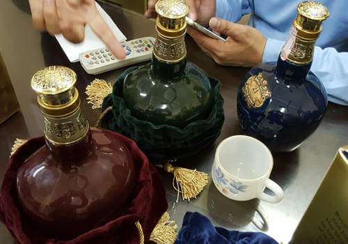 Trong những tin tức ph&aacute;p luật mới nhất h&ocirc;m nay c&oacute; vụ bắt giữ 16 th&ugrave;ng rượu Chivas 21 giả ở H&agrave; Nội