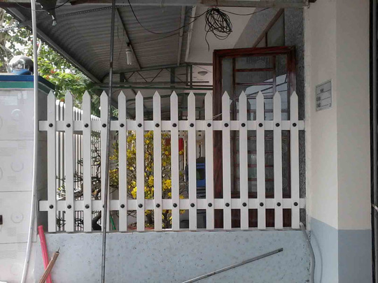 Để tr&aacute;nh bị mất, người d&acirc;n tại c&aacute;c khu d&acirc;n cư ở TP Cần Thơ phải mang hoa kiểng v&agrave;o nh&agrave; v&agrave; kh&oacute;a cửa cẩn thận