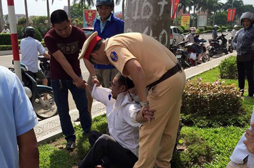Đối tượng vi phạm cướp &ocirc; t&ocirc; của CSGT bắn tốc độ rồi bỏ trốn l&agrave; một trong những tin tức ph&aacute;p luật online mới nhất h&ocirc;m nay
