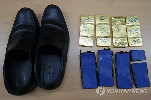Những tin tức ph&aacute;p luật mới nhất h&ocirc;m nay đề cập đến vụ cơ trưởng Vietnam Airlines mang lậu v&agrave;ng sang H&agrave;n Quốc