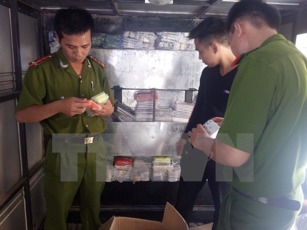 Lực lượng c&ocirc;ng an đang kiểm tra nguồn gốc xuất xứ số điện thoại di động thu giữ