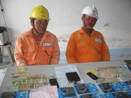Những tin ph&aacute;p luật mới nhất trong ng&agrave;y đề cập đến vụ bắt nh&acirc;n vi&ecirc;n điện lực &lsquo;dỏm&rsquo; đi b&aacute;n ổ kh&oacute;a